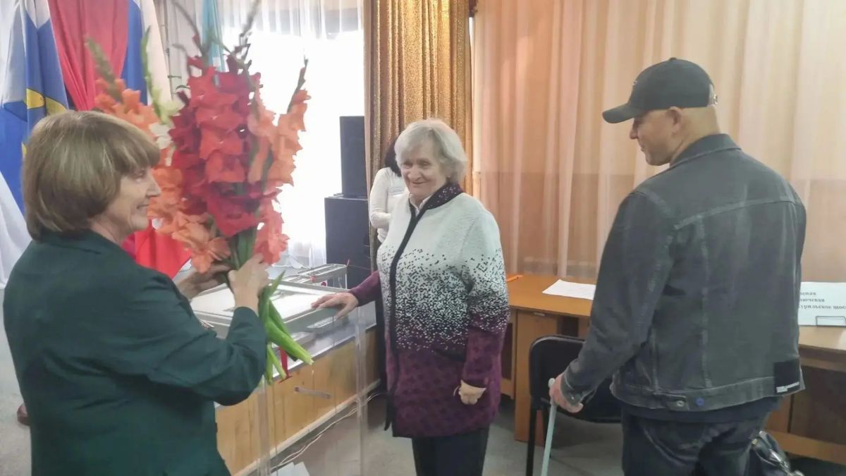Сегодня на избирательный участок в селе Рейдово пришла Александра Никитична Тырса Сегодня на избирательный участок в селе Рейдово пришла Александра Никитична Тырса