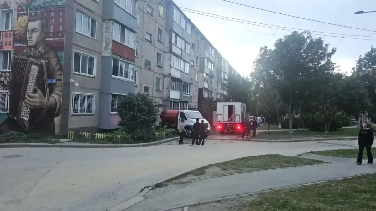 Прямо сейчас специалисты СКК устранят порыв на участке сети теплоснабжения в 9 микрорайоне Прямо сейчас специалисты СКК устранят порыв на участке сети теплоснабжения в 9 микрорайоне