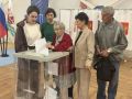 Третий день избирательной кампании на участке № 142 в Поронайске выделился теплым семейным примером - свой гражданский долг исполнила 99-летняя жительница города Минзифа Кашфулловна Хакимова, которая пришла на участок в...