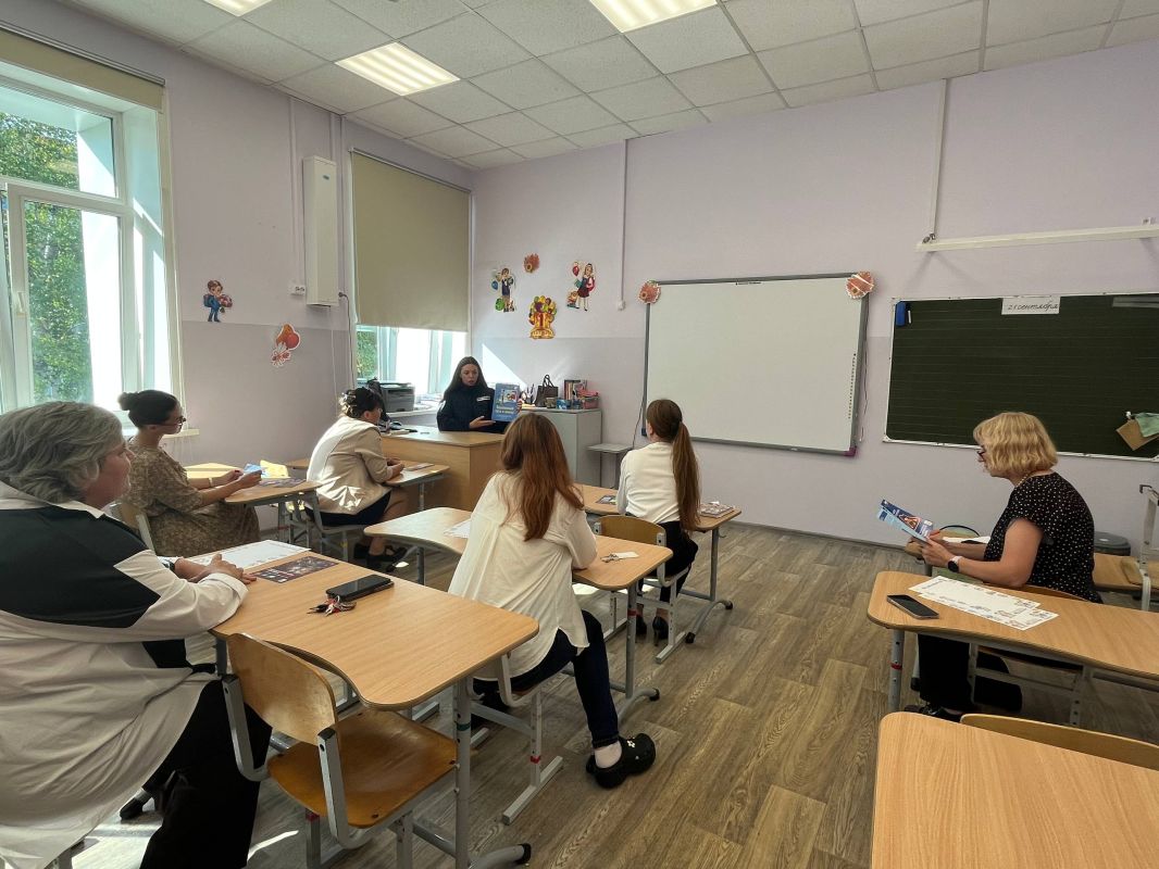 Сотрудники Госавтоинспекции приняли участие в педагогическом собрании Сотрудники Госавтоинспекции приняли участие в педагогическом собрании