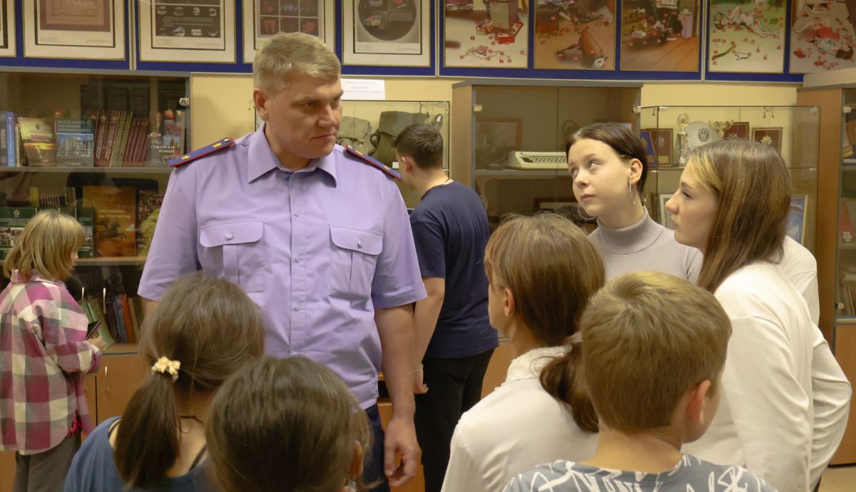 Воспитанники центра «Маячок» побывали в гостях у сахалинских следователей Воспитанники центра «Маячок» побывали в гостях у сахалинских следователей