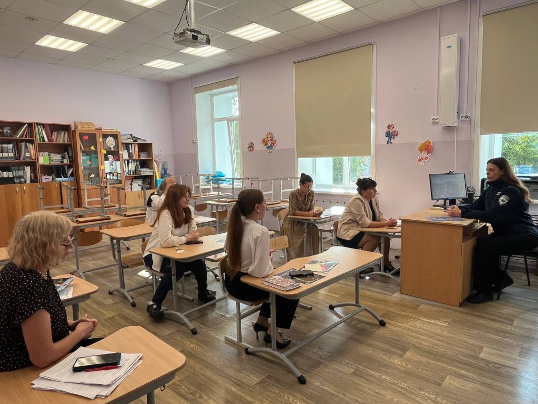 Сотрудники Госавтоинспекции приняли участие в педагогическом собрании Сотрудники Госавтоинспекции приняли участие в педагогическом собрании