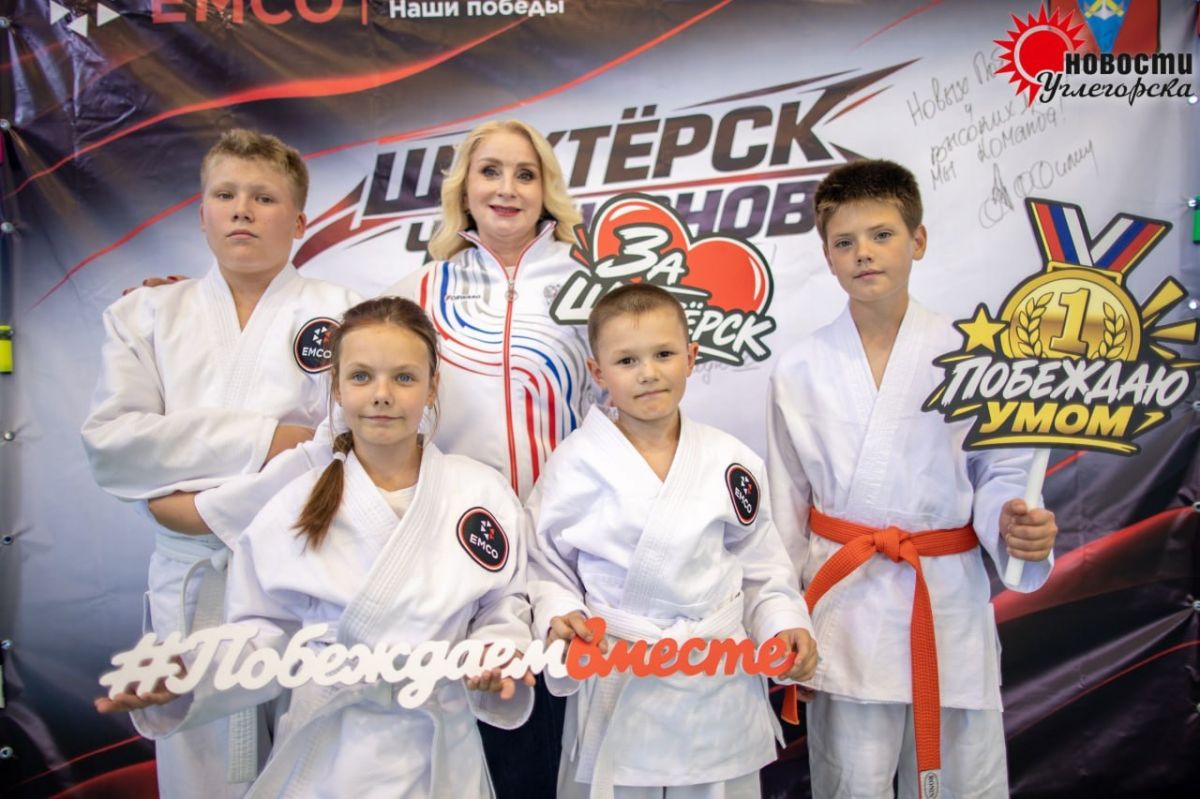 Юные спортсмены Углегорского района получили новую форму от ВГК Юные спортсмены Углегорского района получили новую форму от ВГК