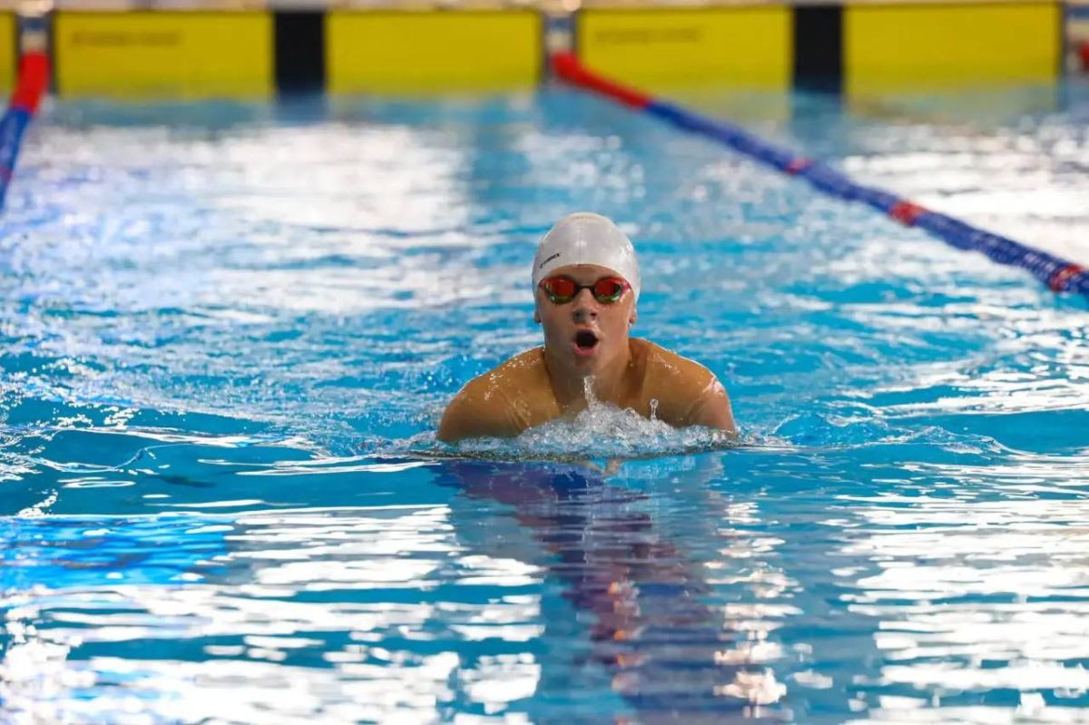 Около 200 пловцов сражаются за звание сильнейших на региональном чемпионате Около 200 пловцов сражаются за звание сильнейших на региональном чемпионате