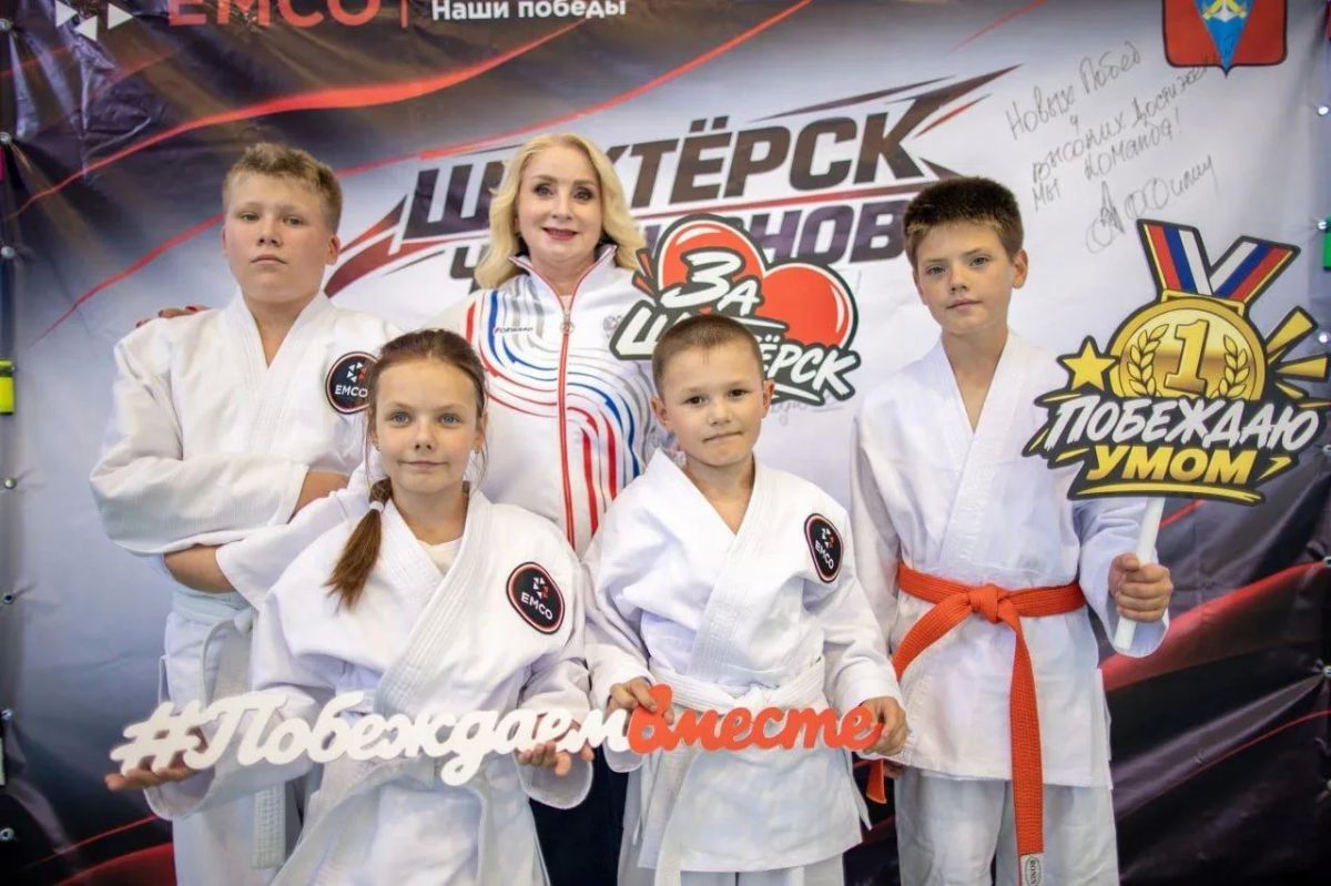 ВГК вручила новую форму спортсменам Углегорского района ВГК вручила новую форму спортсменам Углегорского района