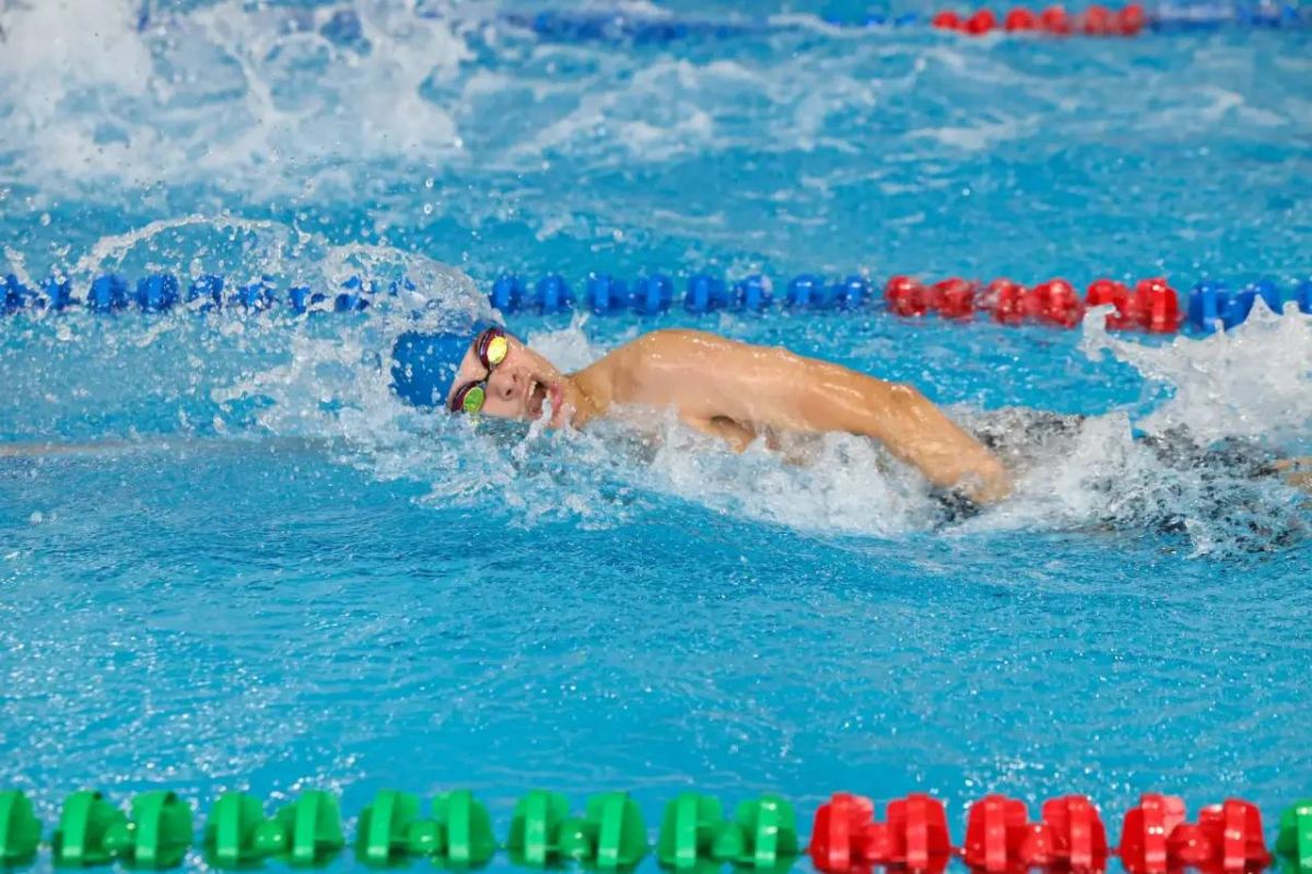 Около 200 пловцов сражаются за звание сильнейших на региональном чемпионате Около 200 пловцов сражаются за звание сильнейших на региональном чемпионате