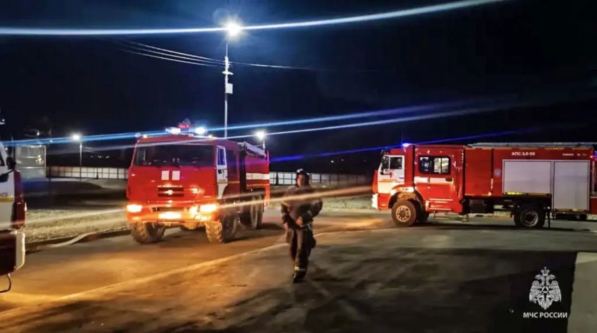 Огнеборцы МЧС России ликвидировали пожар в тепличном хозяйстве Огнеборцы МЧС России ликвидировали пожар в тепличном хозяйстве