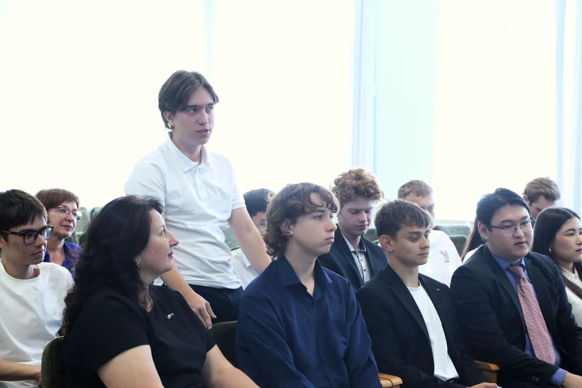 Продолжаются встречи с высокобалльниками СахГУ Продолжаются встречи с высокобалльниками СахГУ