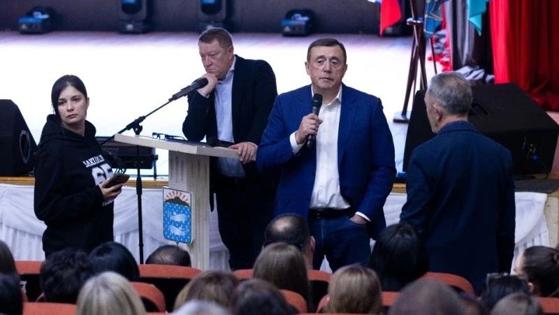 Валерий Лимаренко ответил на вопросы жителей Южно-Курильска: дороги, вертолеты и крыша на Океанской