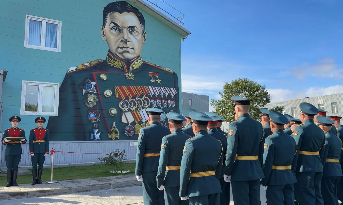 В четверг, 1 октября, в селе Горячие Ключи состоялось торжественное открытие мурала, посвящённого маршалу Советского Союза, дважды Герою Советского Союза Константину Константиновичу Рокоссовскому В четверг, 1 октября, в селе Горячие Ключи состоялось торжественное открытие мурала, посвящённого маршалу Советского Союза, дважды Герою Советского Союза Константину Константиновичу Рокоссовскому