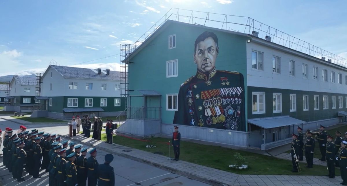 В четверг, 1 октября, в селе Горячие Ключи состоялось торжественное открытие мурала, посвящённого маршалу Советского Союза, дважды Герою Советского Союза Константину Константиновичу Рокоссовскому В четверг, 1 октября, в селе Горячие Ключи состоялось торжественное открытие мурала, посвящённого маршалу Советского Союза, дважды Герою Советского Союза Константину Константиновичу Рокоссовскому