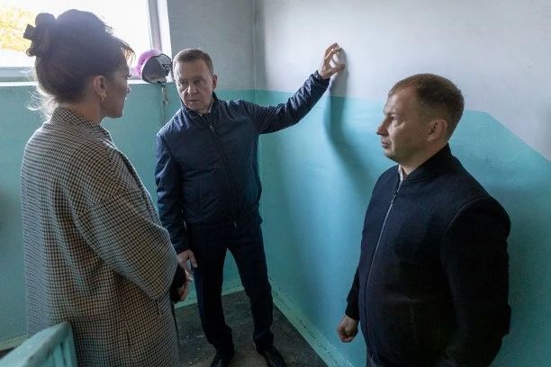 От крыши до подъездов: Сергей Надсадин проверил восстановление дома на улице Тихоокеанской От крыши до подъездов: Сергей Надсадин проверил восстановление дома на улице Тихоокеанской