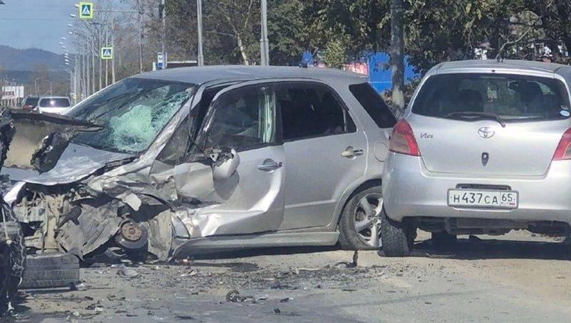 Машины всмятку: сильная авария парализовала движение на Холмском шоссе в Южно-Сахалинске