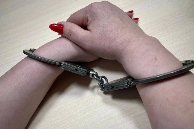 Девочка упала с лестницы: сахалинка жестоко избивала своих дочерей