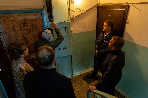 От крыши до подъездов: Сергей Надсадин проверил восстановление дома на улице Тихоокеанской От крыши до подъездов: Сергей Надсадин проверил восстановление дома на улице Тихоокеанской
