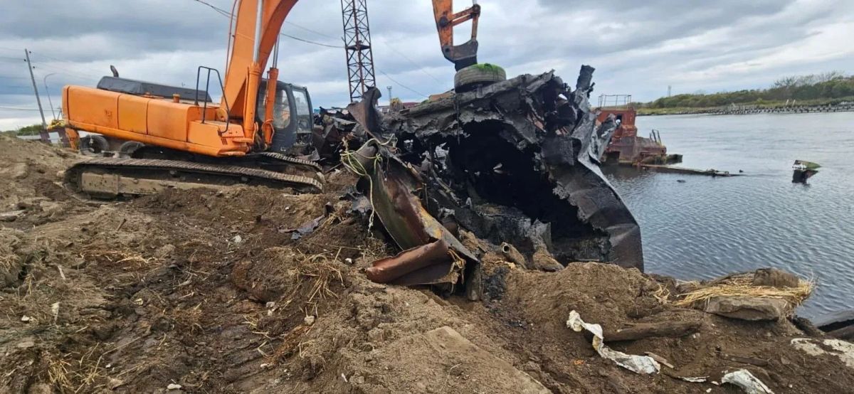 Шестое затонувшее судно удалили из акватории Томаринского района Шестое затонувшее судно удалили из акватории Томаринского района