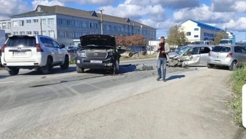 Пенсионер пострадал в аварии с тремя машинами в Южно-Сахалинске