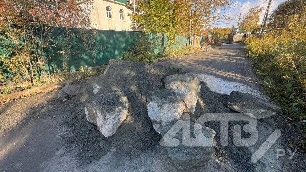 В Южно-Сахалинске не могут победить неизвестного, самовольно перекрывающего дорогу В Южно-Сахалинске не могут победить неизвестного, самовольно перекрывающего дорогу