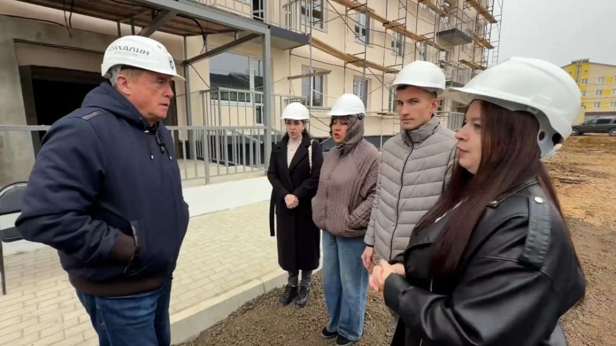 Валерий Лимаренко проинспектировал ход строительства домов для переселения жителей Ногликского района из аварийного фонда