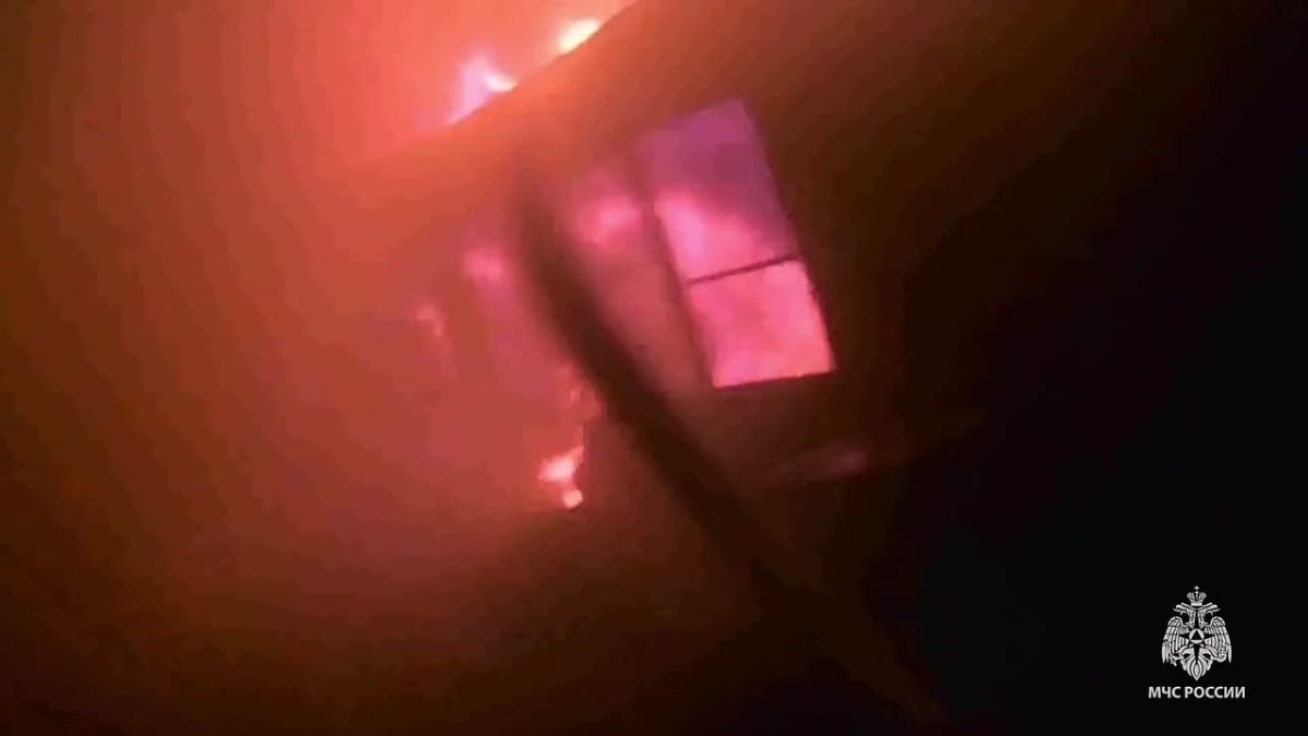 На пожаре погиб мужчина. Ночью жильцы четырехквартирного жилого дома на Западной улице Южно-Сахалинска проснулись от сильного запаха дыма