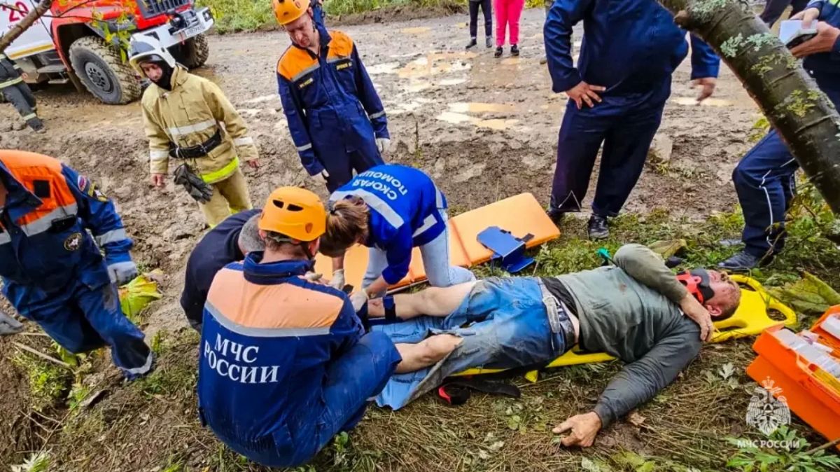 Спасатели МЧС России деблокировали пострадавшего из искореженного автомобиля Спасатели МЧС России деблокировали пострадавшего из искореженного автомобиля