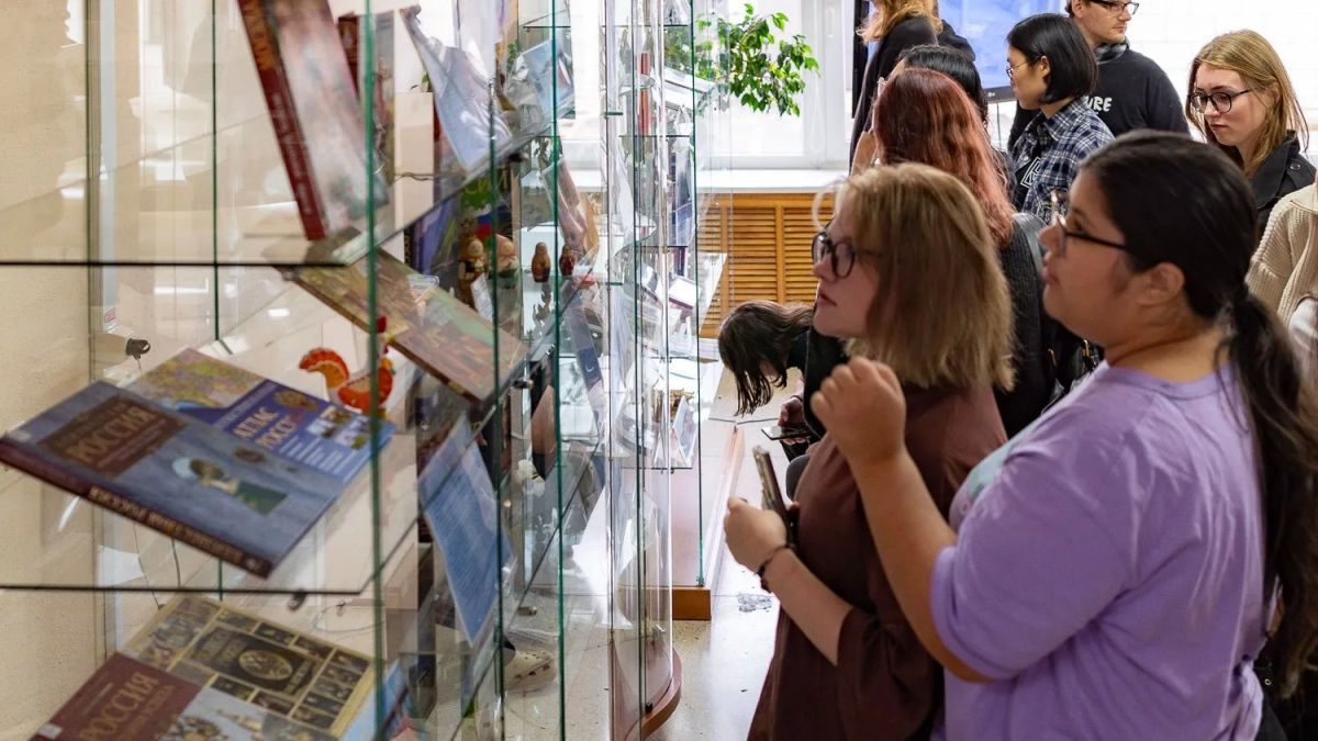 В СахОУНБ им. Н.А. Тарасова открылась выставка «Книжный мост: навстречу друг другу», посвящённая отношениям России и КНДР В СахОУНБ им. Н.А. Тарасова открылась выставка «Книжный мост: навстречу друг другу», посвящённая отношениям России и КНДР