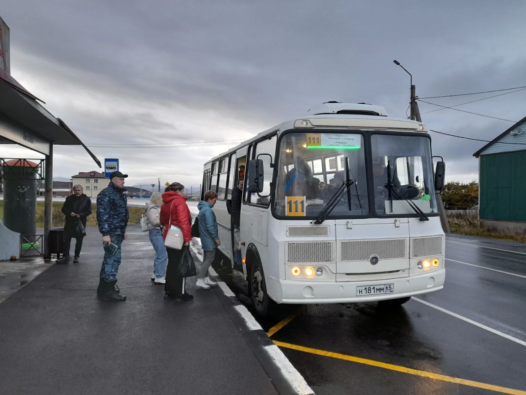 Действующее расписание движения автобусов по маршруту Курильск - Рейдово, принятое летом, вызвало немало нареканий от жителей района