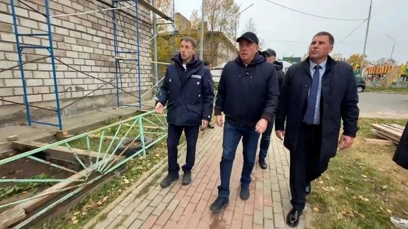 Губернатор проверил строительство домов для переселенцев из аварийного жилья в Ногликах Губернатор проверил строительство домов для переселенцев из аварийного жилья в Ногликах