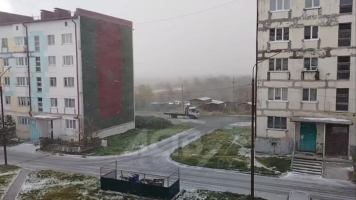 Первый снег и ураганный ветер: в Оху пришла зима