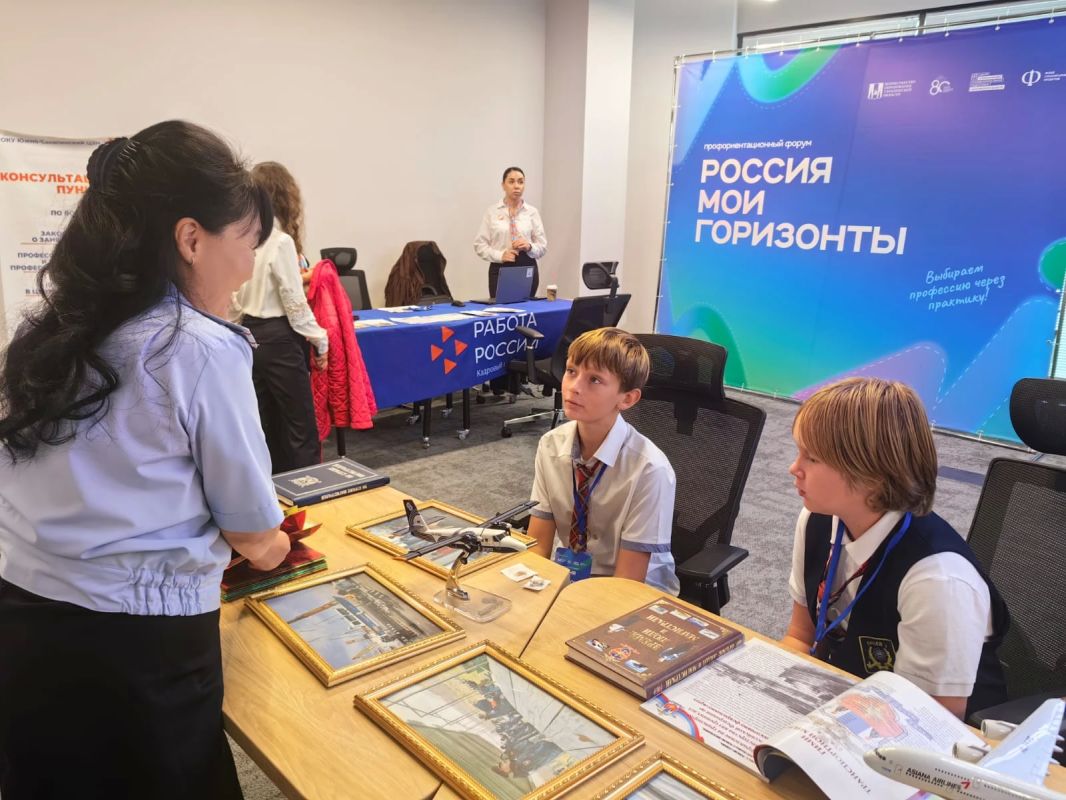 На Сахалине сотрудники транспортной полиции стали наставниками для школьников на профориентационном форуме «Россия – мои горизонты» На Сахалине сотрудники транспортной полиции стали наставниками для школьников на профориентационном форуме «Россия – мои горизонты»