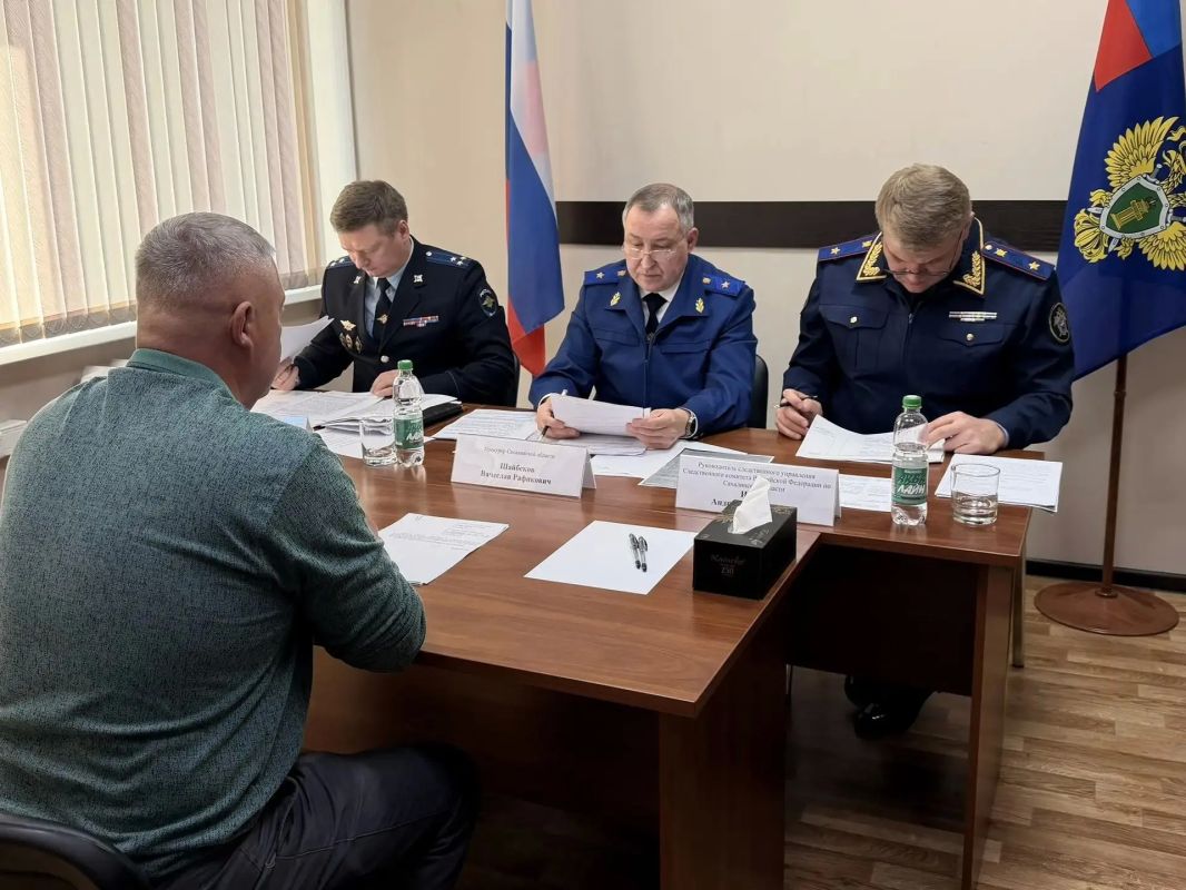 Прокурор Сахалинской области Вячеслав Шайбеков, руководитель Следственного управления Следственного комитета России по Сахалинской области Андрей Исаев и заместитель начальника — начальник СУ УМВД России по Сахалинской... Прокурор Сахалинской области Вячеслав Шайбеков, руководитель Следственного управления Следственного комитета России по Сахалинской области Андрей Исаев и заместитель начальника — начальник СУ УМВД России по Сахалинской...