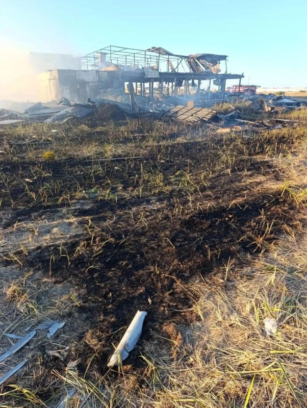Пожар на территории бывшего рыбоперерабатывающего завода около 6 часов тушили в Охотском Пожар на территории бывшего рыбоперерабатывающего завода около 6 часов тушили в Охотском