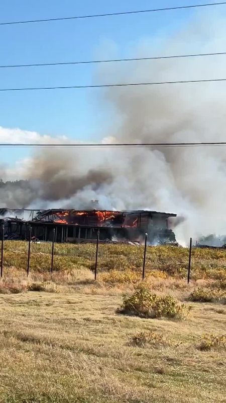 Пожар на территории бывшего рыбоперерабатывающего завода около 6 часов тушили в Охотском