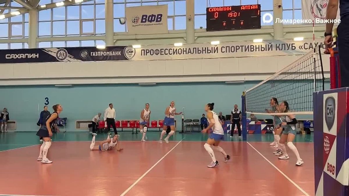 Губернатор Сахалинской области Валерий Лимаренко поддержал нашу женскую волейбольную команду «Сахалин» на трибунах спортивного комплекса