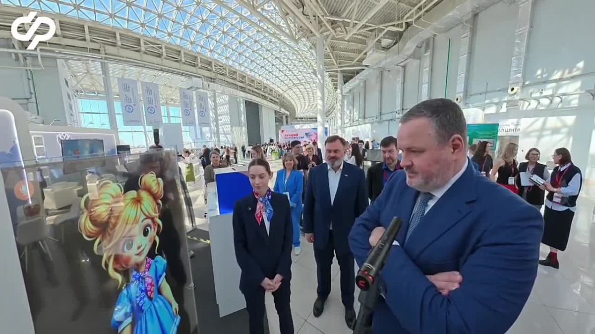 Глава Минтруда России познакомился с Софией — маскотом Соцфонда