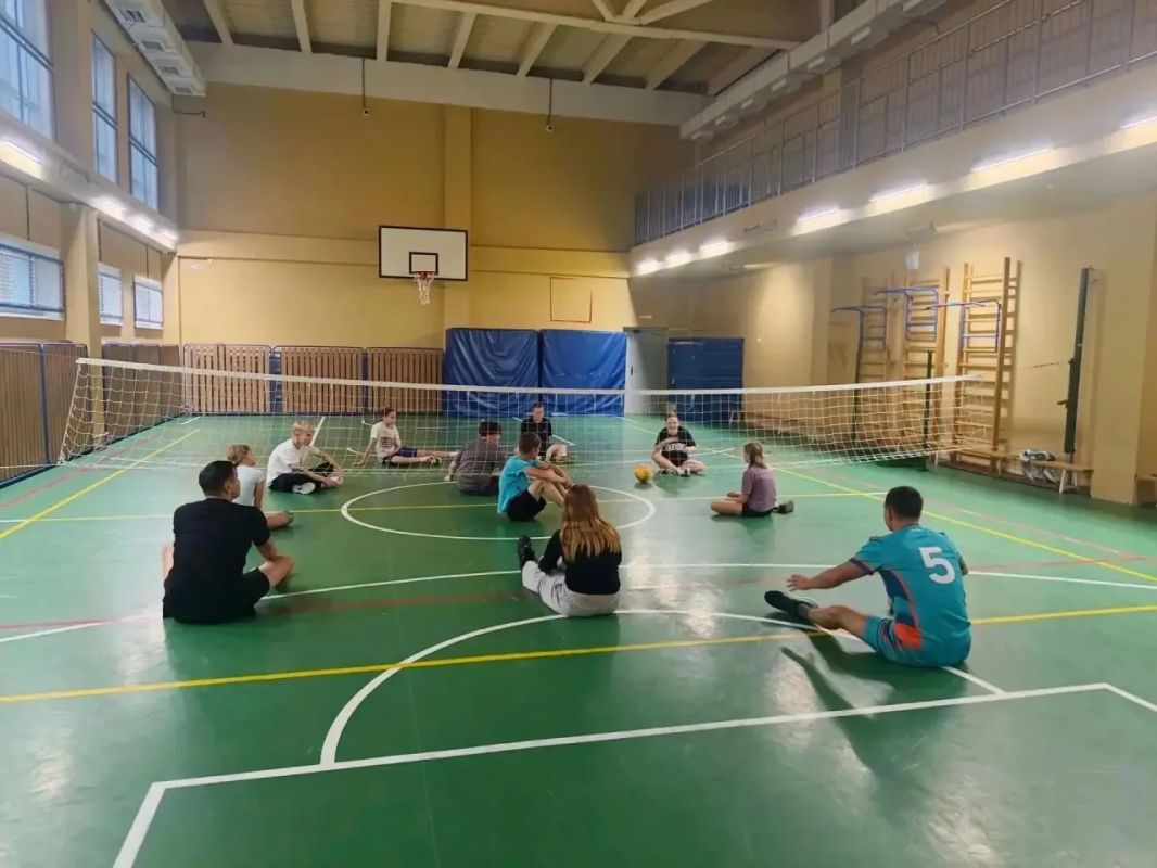 Волейбол сидя: в Долинске прошла первая тренировка с ветеранами СВО Волейбол сидя: в Долинске прошла первая тренировка с ветеранами СВО