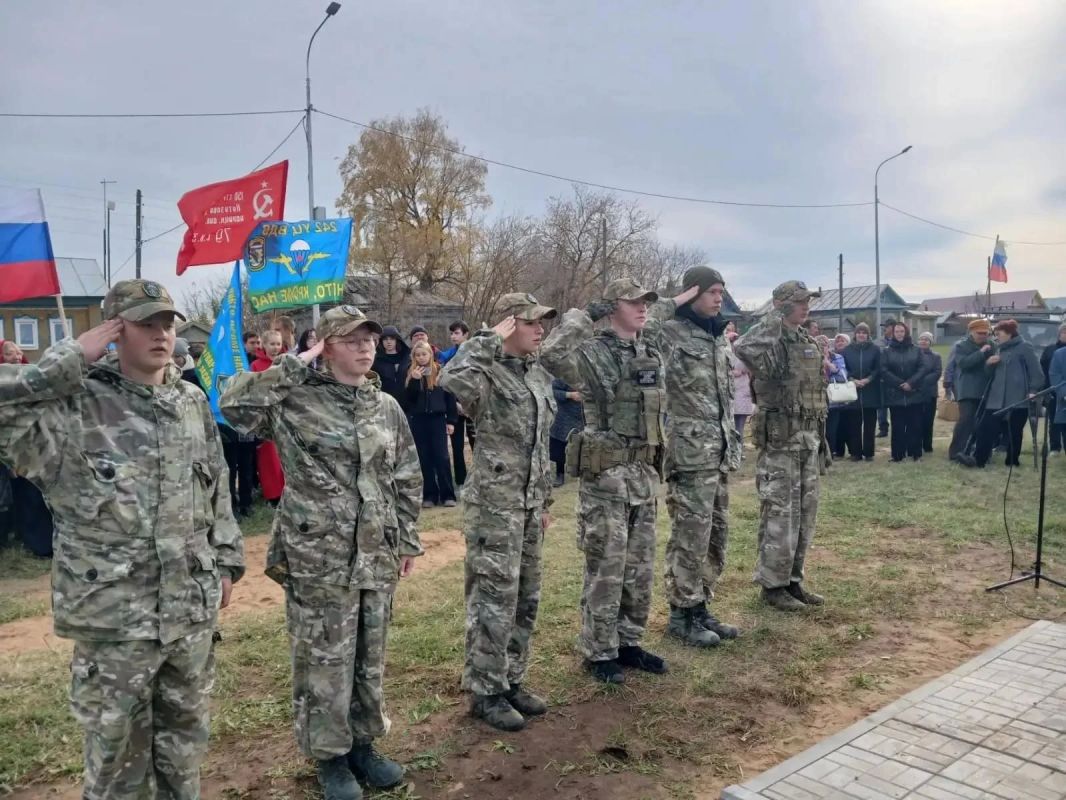 Памятник Герою России Валерию Асапову открыли на его малой Родине Памятник Герою России Валерию Асапову открыли на его малой Родине