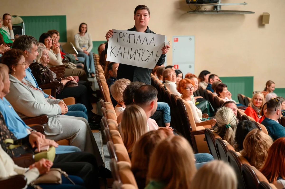 Ансамбль «Дивертисмент» выступил в Театре кукол Ансамбль «Дивертисмент» выступил в Театре кукол