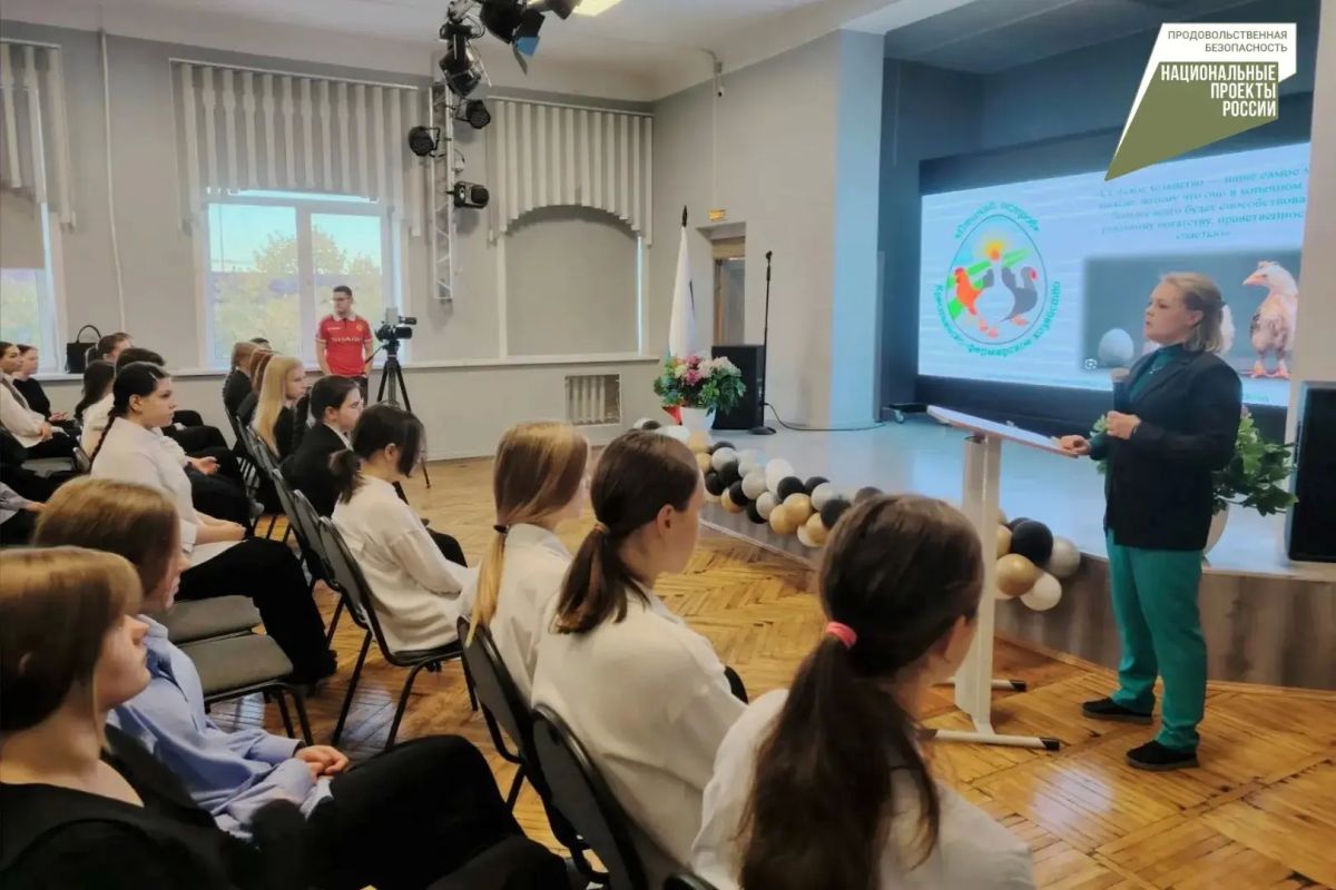 Екатерина Трегубляк, глава фермерского хозяйства «Птичий остров» из Корсаковского района, провела для старшеклассников Школы № 23 г. Южно-Сахалинска открытый урок, посвящённый реальным перспективам работы в сельском хозяйстве