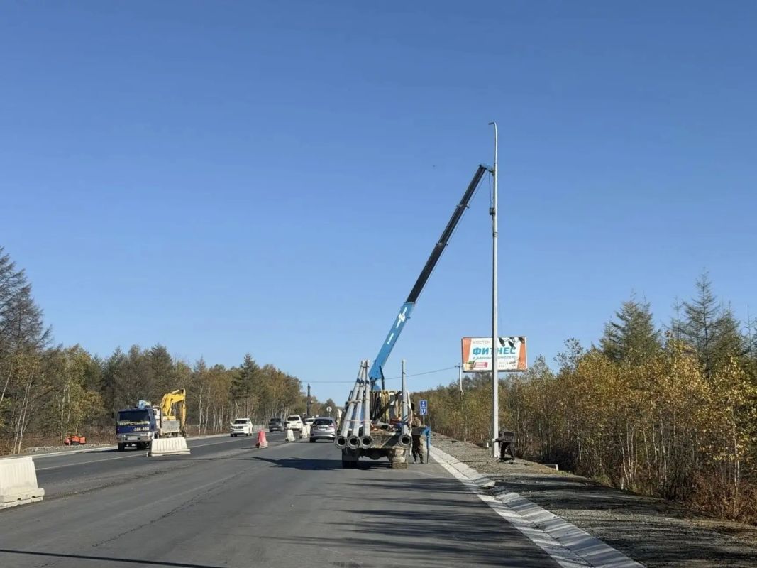 На участке Корсаковской трассы с 11 по 13 км приступили к обустройству и монтажу наружного освещения