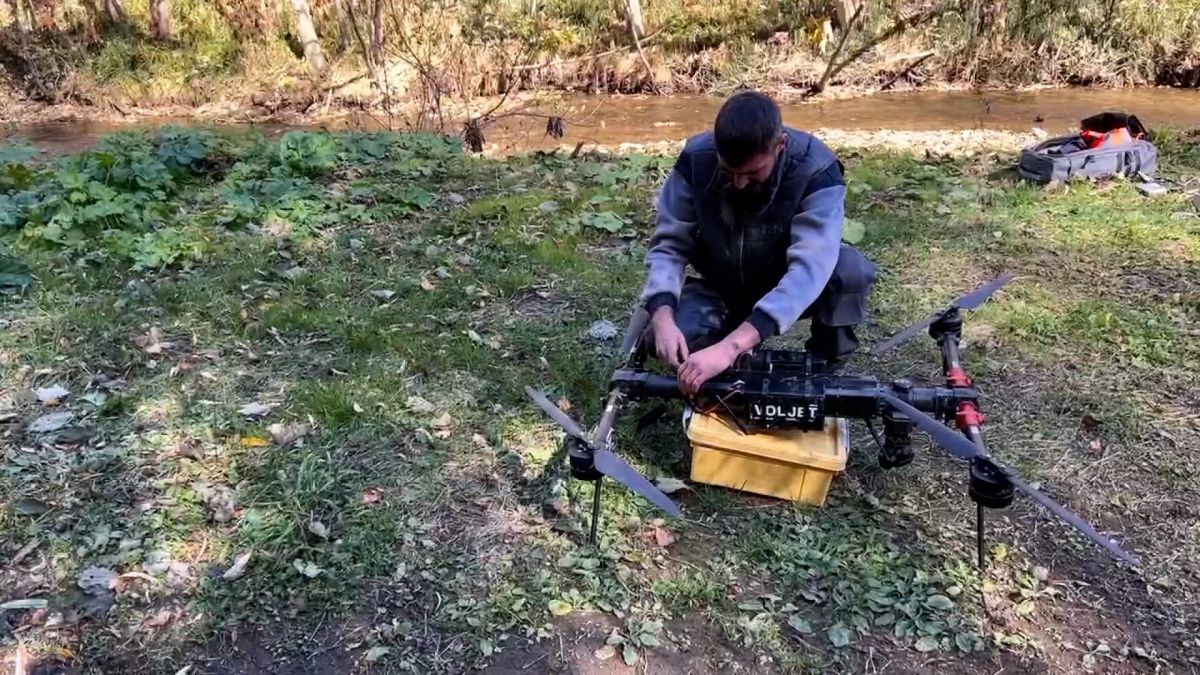 На Сахалине впервые в России доставили дроном икру на рыбоводный завод, сообщили в пресс-службе правительства региона На Сахалине впервые в России доставили дроном икру на рыбоводный завод, сообщили в пресс-службе правительства региона