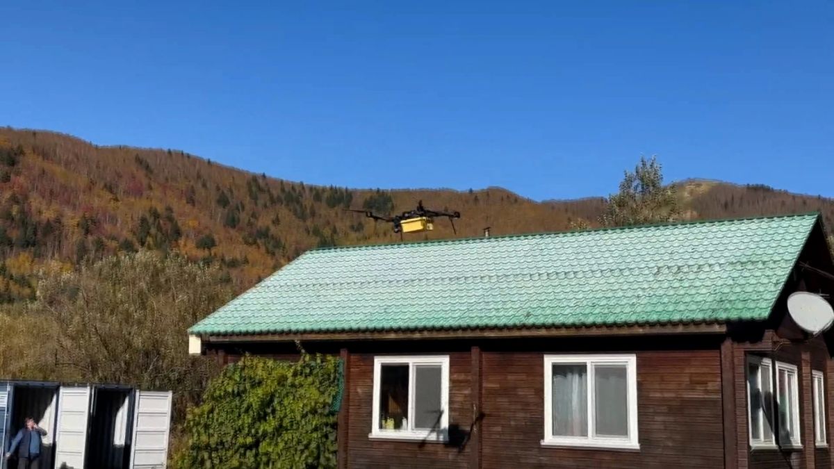 На Сахалине впервые в России доставили дроном икру на рыбоводный завод, сообщили в пресс-службе правительства региона