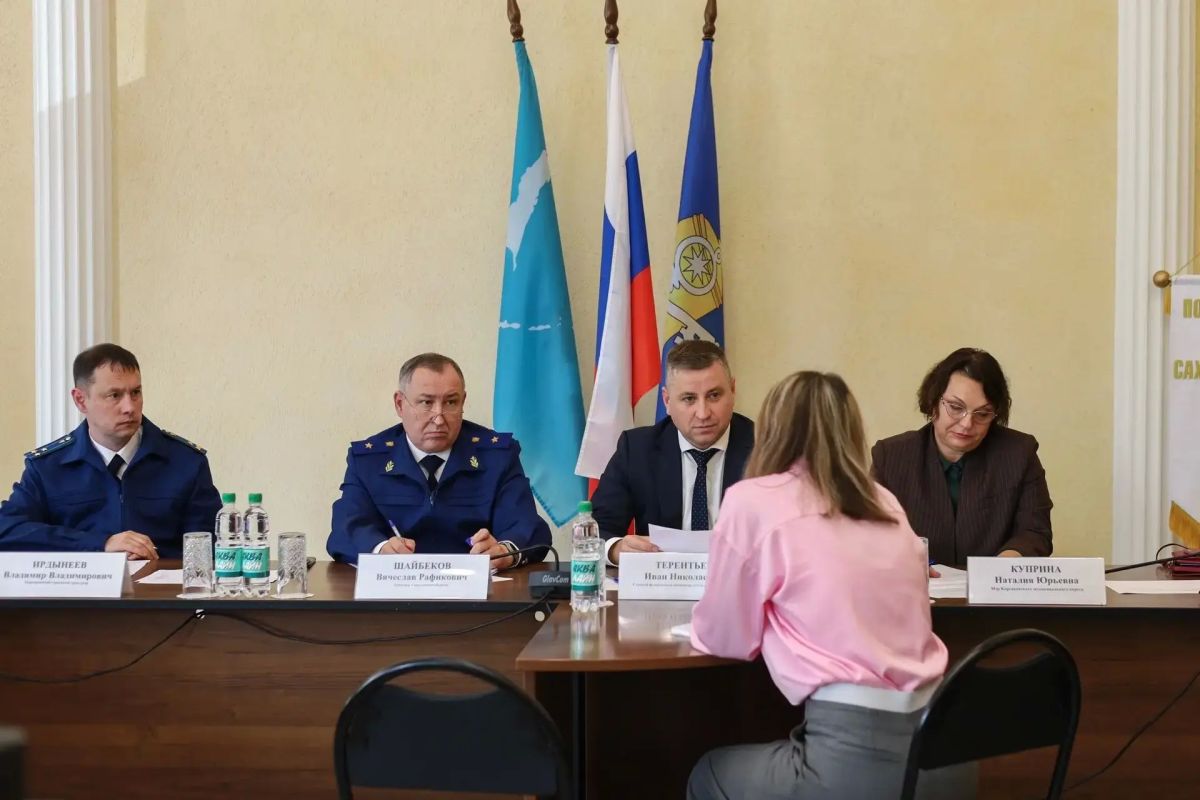 На приеме граждан, проведенном Главным федеральным инспектором по Сахалинской области с участием прокурора области, приняты решения, направленные на восстановление прав детей-сирот и участника СВО На приеме граждан, проведенном Главным федеральным инспектором по Сахалинской области с участием прокурора области, приняты решения, направленные на восстановление прав детей-сирот и участника СВО