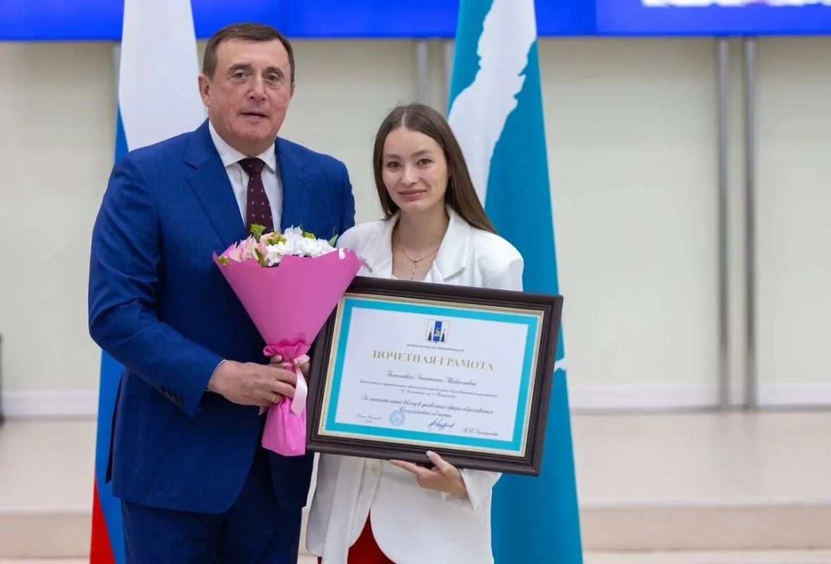Поздравляем воспитателя детского сада № 28 «Матрёшка» Анастасию Потапову с заслуженными наградами!