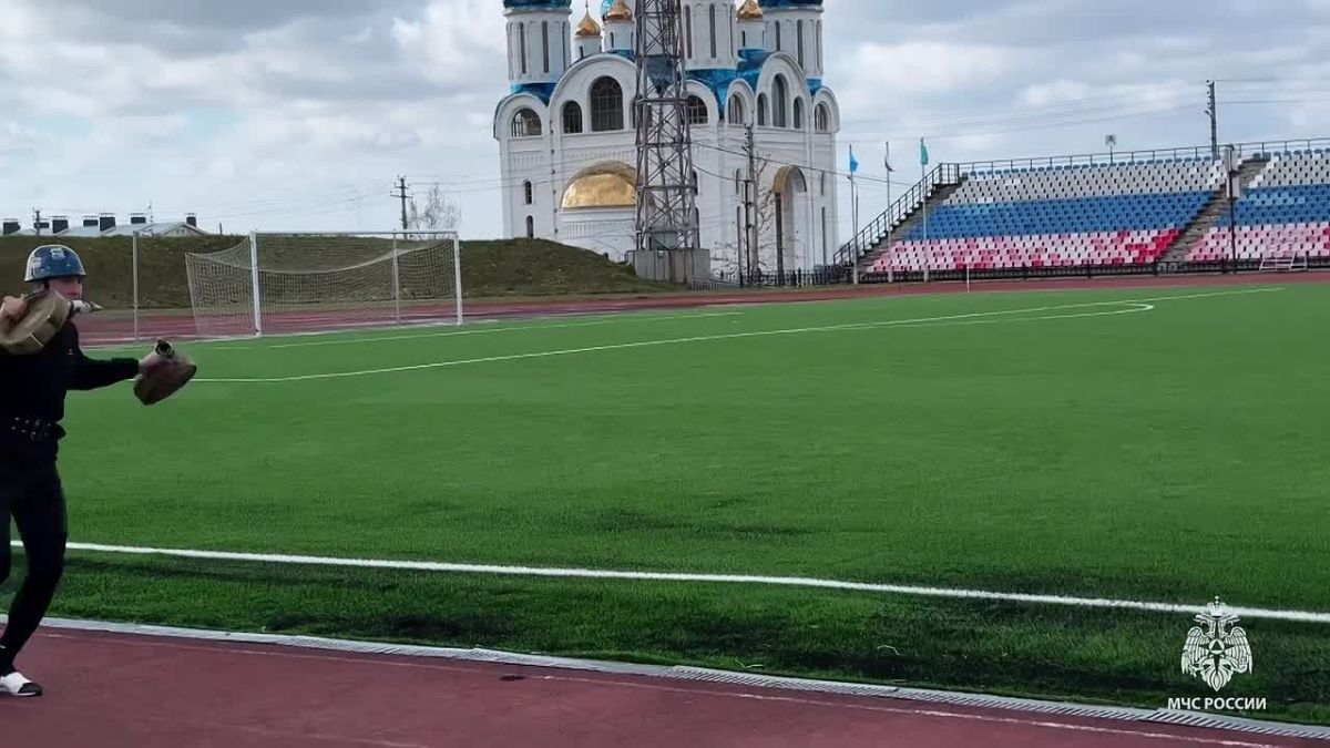 От брезентовой формы до современной экипировки: на Сахалине пожарные устроили забег сквозь время