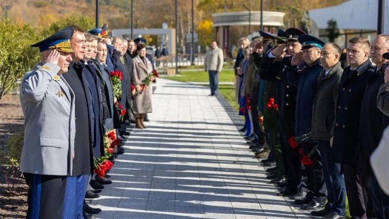 В сквере «Щит и меч» в Южно-Сахалинске, расположенном на пересечении улиц Емельянова и Горького, открыли бронзовый памятник первому председателю ВЧК Феликсу Дзержинскому