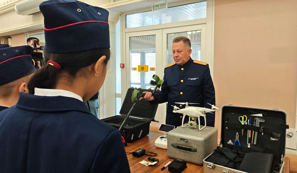 В День образования криминалистической службы СК России сахалинские криминалисты рассказали кадетам о профессии и показали технику В День образования криминалистической службы СК России сахалинские криминалисты рассказали кадетам о профессии и показали технику