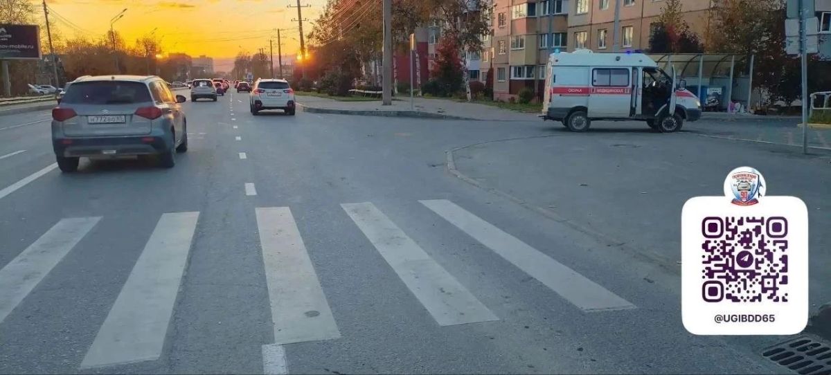 На пешеходном переходе сбили велосипедиста: сахалинец получил травмы