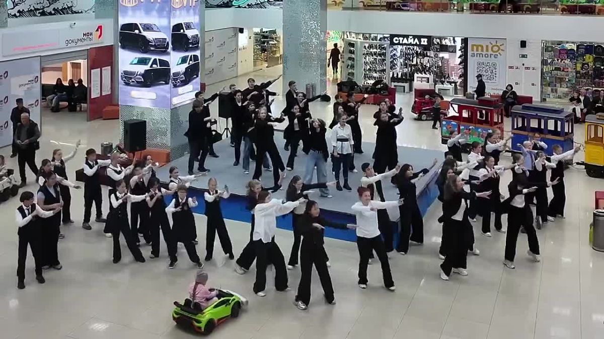 Накануне открытия II фестиваля актерских работ имени Клары Кисенковой в ТРК «Сити Молл» прошел флешмоб, который показал: театр – для всех