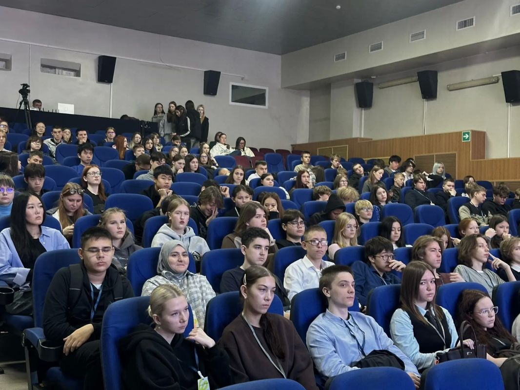 Более 100 школьников пообщались с исполняющим обязанности мэра Поронайского округа Андреем Валерьевичем Шенцовым на «ГосСтарт.Диалог» Более 100 школьников пообщались с исполняющим обязанности мэра Поронайского округа Андреем Валерьевичем Шенцовым на «ГосСтарт.Диалог»